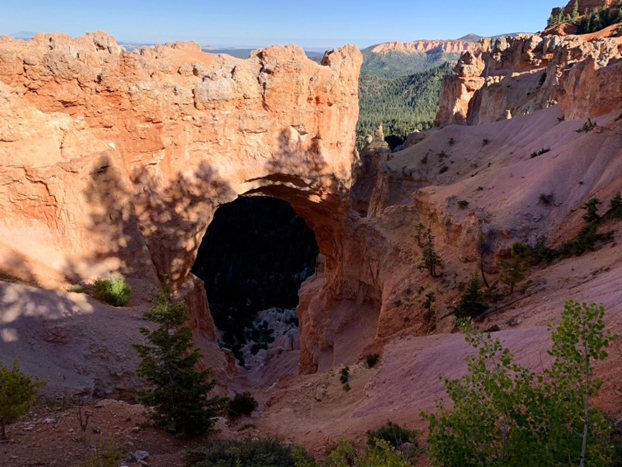 bryce canyon cliff hole